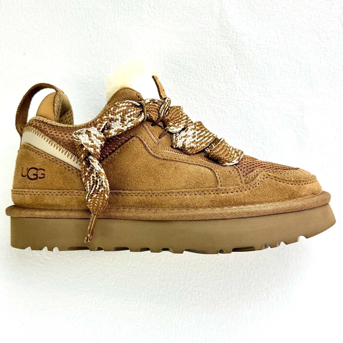 Local 💰600 supports stocking. Platform operation #UGG｜Low top 4032 Mel casual shoes, upper design, recycled ballistic canvas mesh, high-quality suede upper, two-color flat shoelaces. The inner material of the shoe is made of Longfeng sheep fur. The fur lining keeps warm and locks in temperature. The sole material is comfortable Treadlite by #UGG #EVA. Light wing outsole. Size: 35 36 37 38 39 40